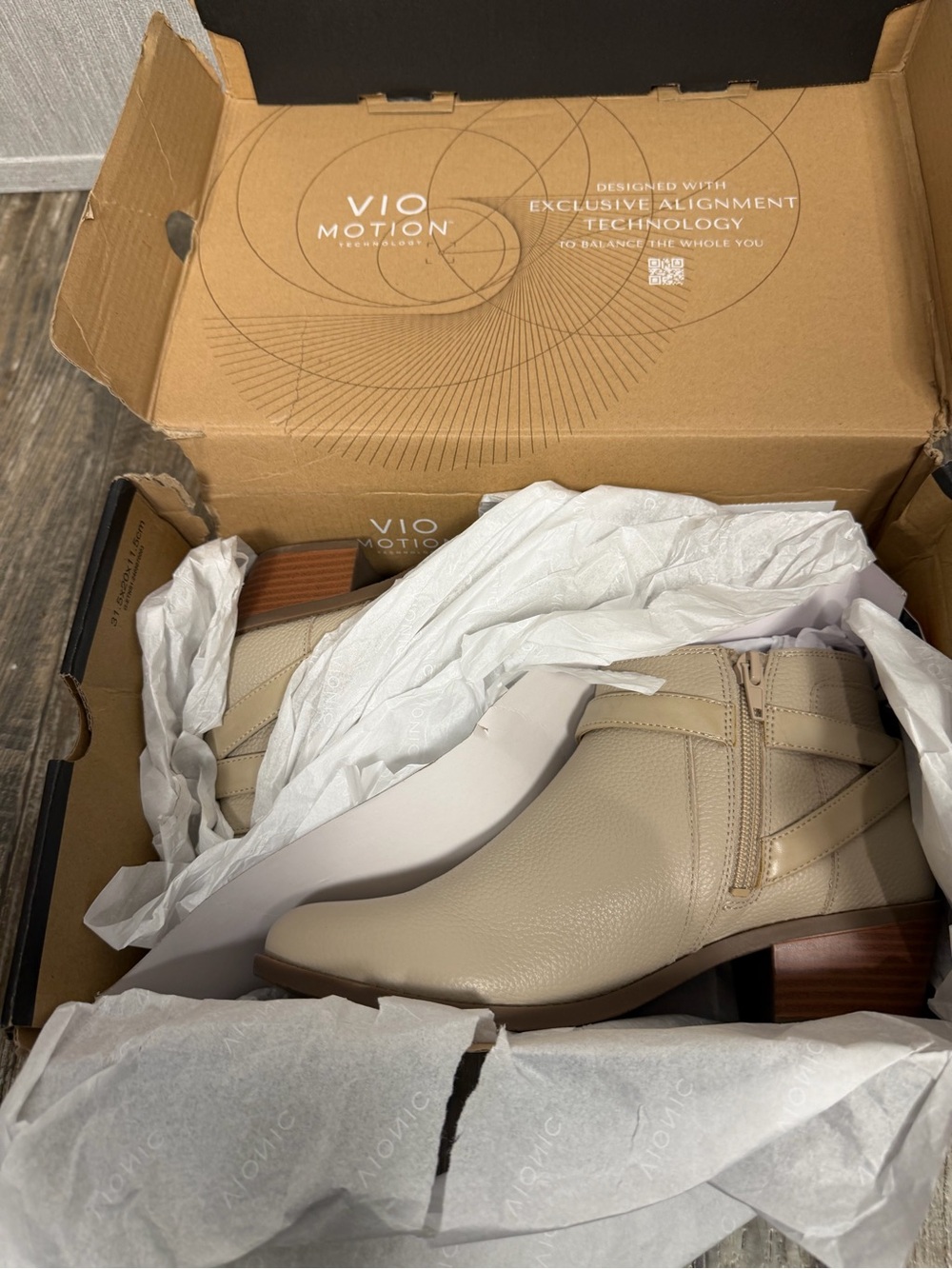 Vionic Cream Leather Ankle Bootie with Buckle Size 7 - Picture 15 of 16